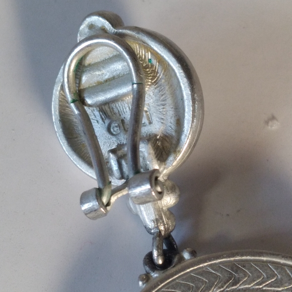 Vintage Liz Claibourne Clip On Earrings. Large Silver Medallion Design Unique - Picture 12 of 12